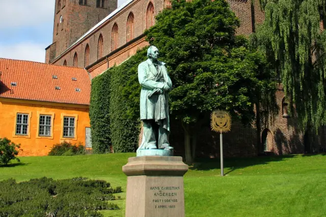 Памятник Андерсену в Оденсе