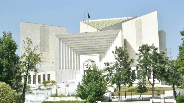 عدالت نے پیمرا کی کارروائی اور نوٹس کا جائزہ لیا اور چیئرمین پاکستان ٹیلی کمیونیکیشن اتھارٹی اور ڈائریکٹر جنرل ایف آئی اے کی عدم حاضری پر ناراضگی کا اظہار کیا