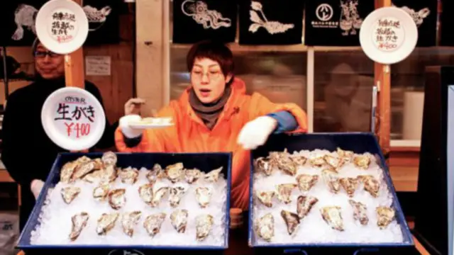 清晨时，有些老板会分发新鲜的鱼类样品