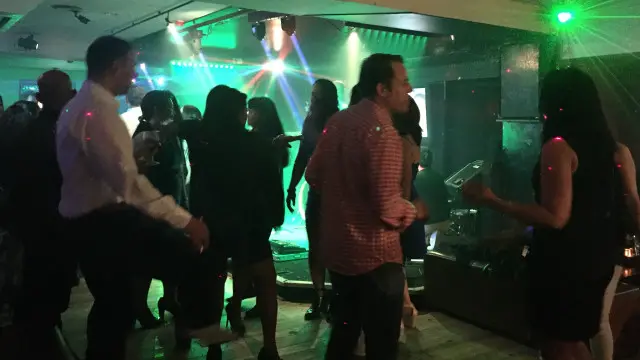 Setiap akhir pekan, kelab malam ini ramai pengunjung, rata-rata tenaga kerja Filipina dan Indonesia.