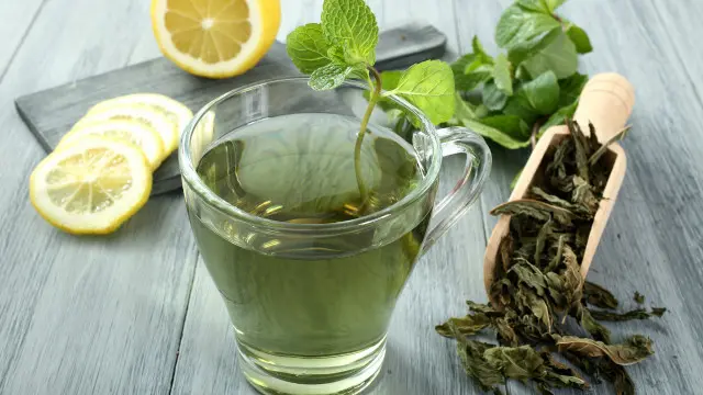 Yeşil çay, çay bitkisinin daha az güneş ışığına maruz kalması ve daha kısa süre kurutulması yoluyla elde ediliyor.