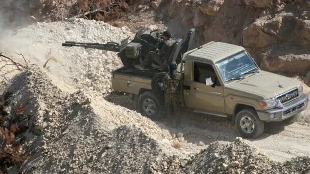 Menbic'e ilerleyen Suriye Demokratik Güçleri, ABD'den silah ve mühimmat desteği alıyor. ABD'li özel harekat birlikleriyse harekata danışmanlık yapıyor.