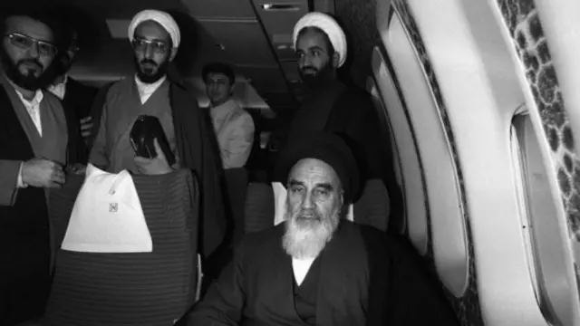 Хомейни учакта Тегеранга кайтып келаткан учур, аны тарапташтары үймөлөктөп тосуп алышкан