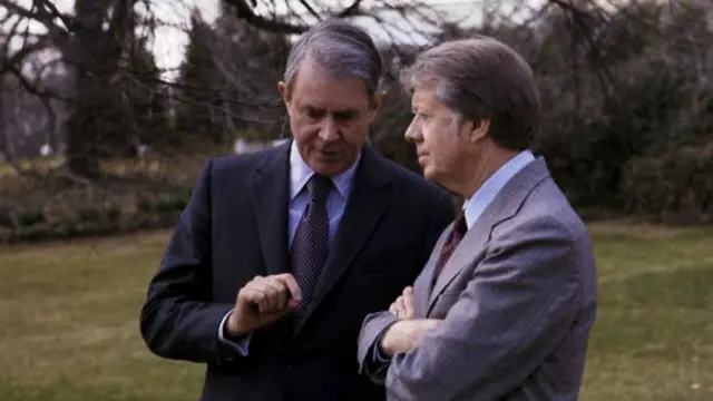 جیمی کارتر (راست) در کنار سایرس وزیر امور خارجه آمریکا