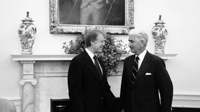 Sullivan-ın 1978-ci ilin noyabrında ABŞ-ın şahı dəstəkdən əl çəkməsini təklif etməsi onun Carter-lə münasibətlərini korlasmışdı