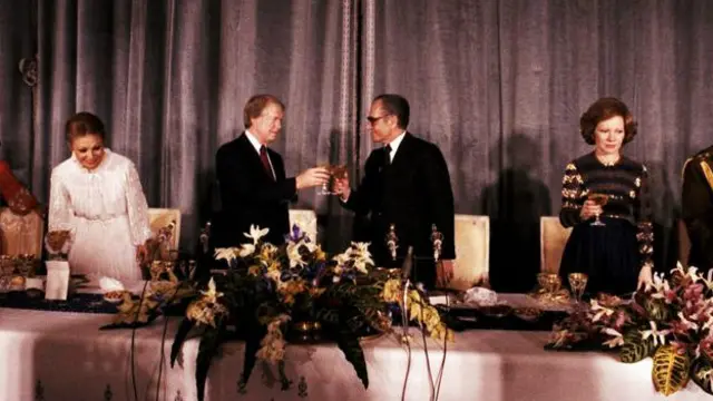 Картер шах Пехлеви менен Иран революциясы башталардан мурда жолуккан