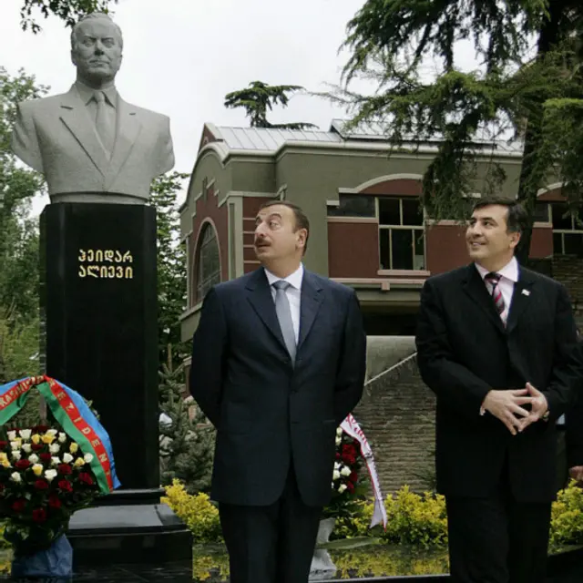 Bəzi azərbaycanlılar Saakaşvili hakimiyyətini, digərləri isə hazırkı iqtidarı daha effektiv hesab edir.