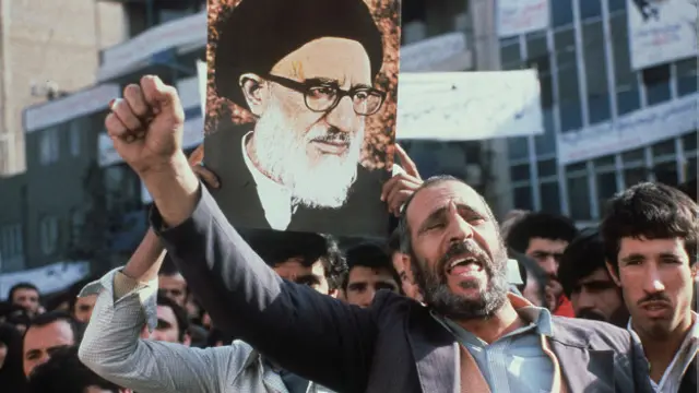 1979-жылы ноябрда Хомейнинин тарапташтары АКШ элчилигин басып алышкан жана 100дөй америкалык дипломаттарды, деңиз аскерлерин барымтага алышкан