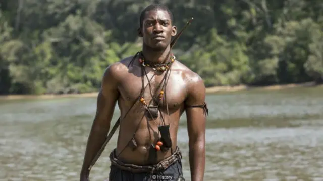 Yeni Kökler dizisinde, 1750'lerde köle tacirleri tarafından kaçırılan Kunta Kinte'yi Malachi Kirby oynuyor.