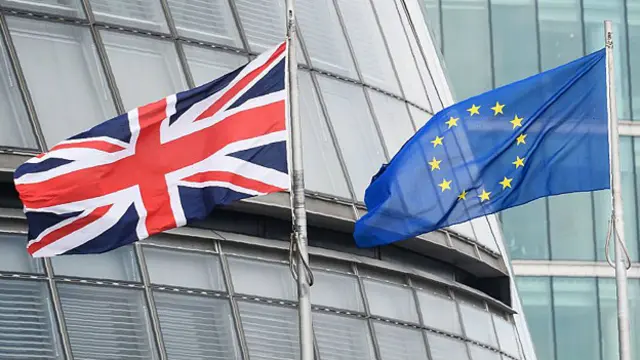 Флаги Британии и ЕС у мэрии Лондона