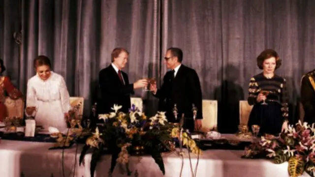 امریکہ شاہ ایران کی حمایت بھت کرتا تھا اور خمینی سے رابطہ بھی رکھتا تھا