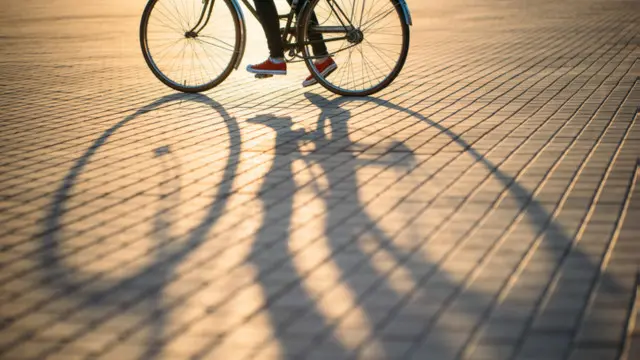 يسمح تصميم الدراجة لقائدها بتوجيهها دون استخدام يديه؛ عبر الميل بها قليلا يميناً أو يساراً