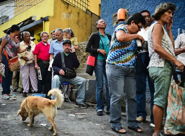 Personas haciendo fila para comprar