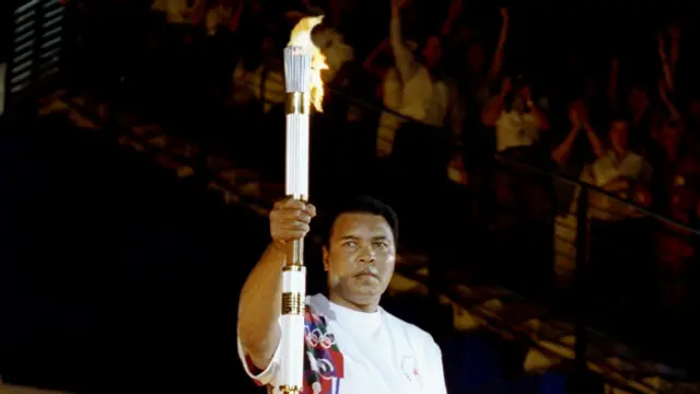 Mohamed Alí con la antorcha olímpica
