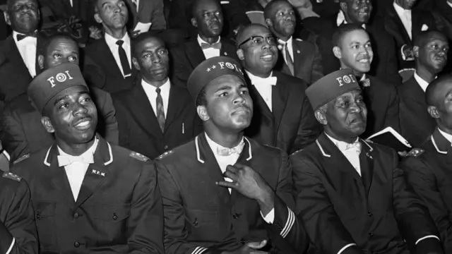 阿里（中）在1996年的芝加哥和黑人穆斯林一起聽講道