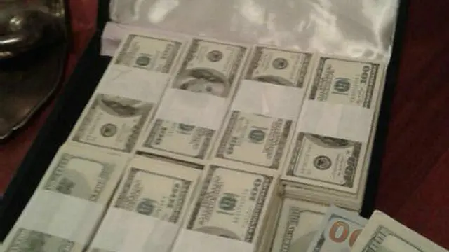 Валіза з доларами