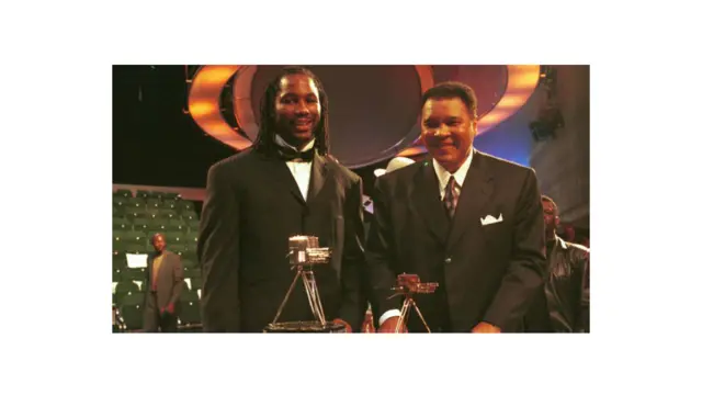 علي په ۱۹۹۹ کال کې د پېړۍ غوره سوکوهونکي جایزه وګټله.