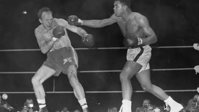 Alí golpea a Henry Cooper en la segunda pelea en 1966