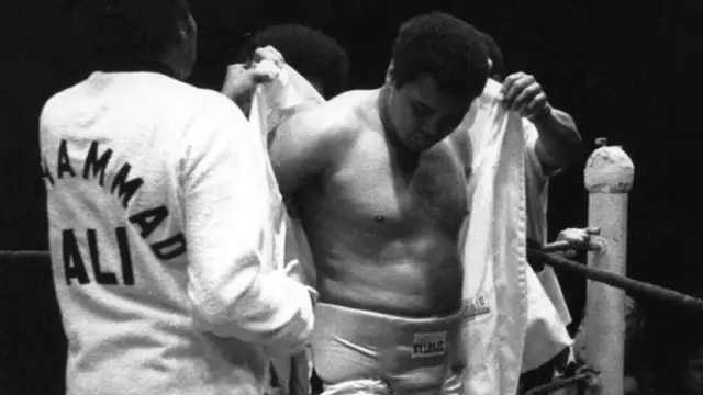 Alí se coloca la bata tras un entrenamiento.