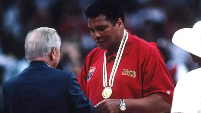 Alí recibe una medalla de oro durante los Juegos Olímpicos de Atlanta