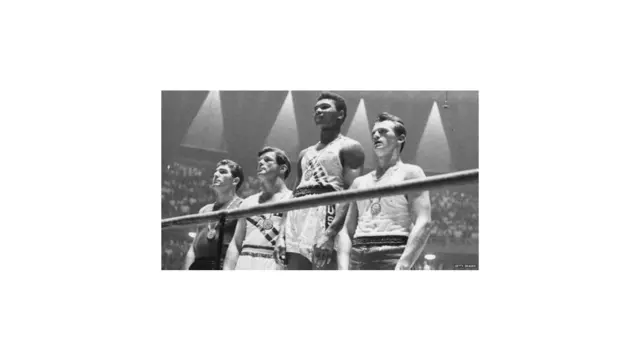 محمد علي د ۱۹۴۲ کال د جنورۍ پر ۱۷مه د امریکا کنتاکې لویس ویل کې زیږېدلی. سوکوهنه یې په ۱۲ کلنې کې پیل کړې او په روم کې یې په د ۱۸۶۰ کال اولمپیک سیالیو کې د لوړ وزن سیالیو د سرو زرو مډال ګټلی.