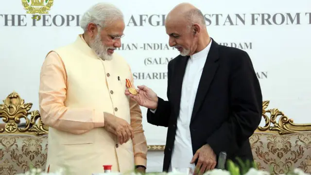 افغان ولسمشر اشرف غني د هند لومړي وزير مودي ته د غازي امان الله خان مډال ور کړ