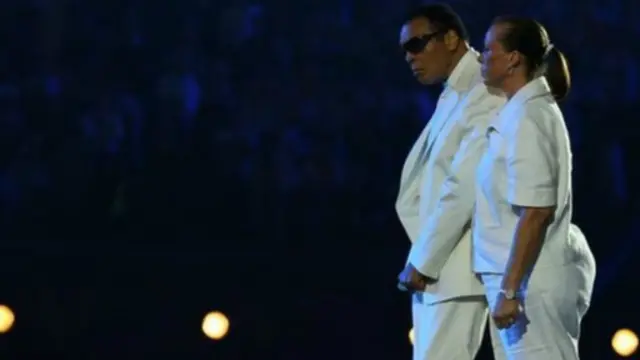 علی که در این عکس کنار همسرش، یولاندا، دیده میشود، از پرچمداران المپیک ۲۰۱۲ لندن بود