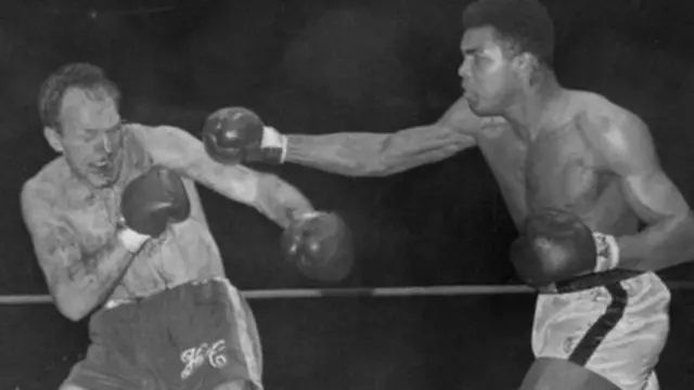 کلی سال ۱۹۶۳ هنری کوپر را برد، اما بعد از اینکه بوکسور انگلیسی یک بار زمینش زد