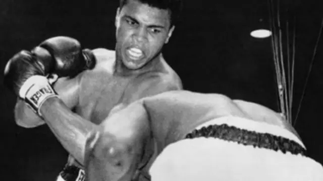 کاسیوس کلی ۲۲ ساله در فوریه ۱۹۶۴ سانی لیستون را برد و قهرمان سنگینوزن جهان شد