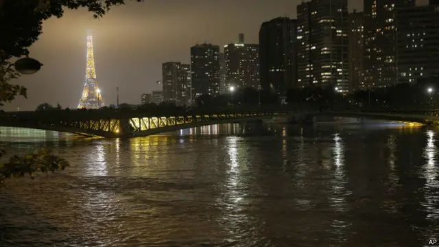 Banjir menara di Paris, menara Eiffel