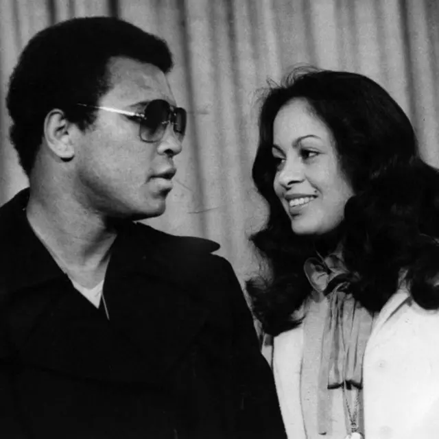 ۱۹۷۸: محمد علي او مېرمن ویرونیکا په هیټرو هوايي ډګر کې