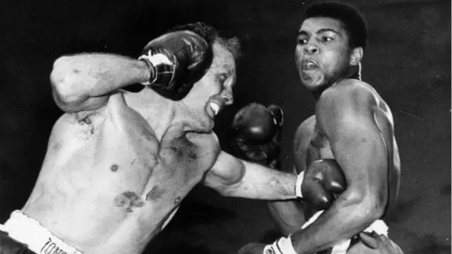 تمكن كوبر من طرح علي أرضا في الجولة الرابعة، لكن الأخير حقق توقعه، وتمكن من هزيمة كوبر بالضربة القاضية في الجولة الخامسة، أمام أكثر من 55 ألف متفرج في ستاد ويمبلي الشهير في لندن.