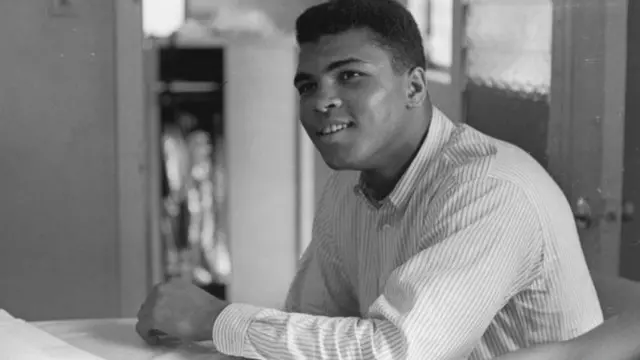 حصل علي على أول لقب عالمي في فبراير/ شباط عام 1964، حينما واجه بطل العالم توني ليستون. وقال ليستون حينذاك: "اعتقد أنني سأضطر لأن أوجع هذا الولد بقوة". 