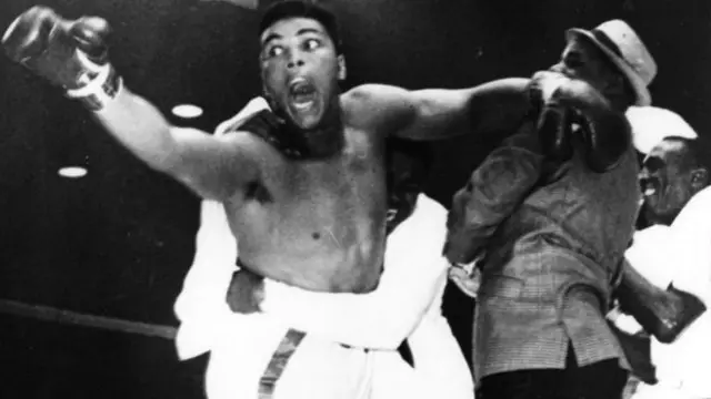 كان فوز كلاي على ليستون واحدة من أكبر المفاجآت في تاريخ الملاكمة.
وكان كلاي، لأسباب مفهومة، كثير التفاخر بنفسه وقال حينها: "أنا الأعظم! أنا الأعظم! أنا ملك العالم".