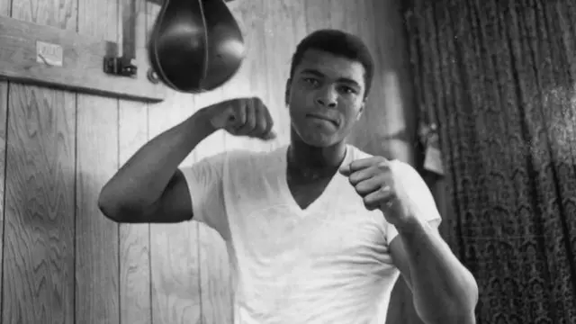 أعلن كلاي إسلامه وغير اسمه إلى محمد علي كلاي، وذلك بعد أول مواجهة له مع ليستون، وفي مايو/ أيار من عام 1965 واجه كلاي ليستون مرة ثانية للدفاع عن لقبه، في مباراة أقيمت في مدينة لويستون بولاية "مين" الأمريكية، ووصف كلاي ليستون حينها بأنه "دب قبيح وكبير السن".