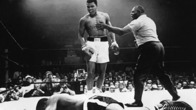 فاز كلاي على ليستون، بعد أن طرحه أرضا في الدقيقة الأولى من الجولى الأولى للمباراة. وإلى يومنا هذا يعتقد كثيرون أن ليستون خسر هذه المباراة متعمدا، لكن علي يصر دوما على أنها لم تكن "لكمة وهمية". 