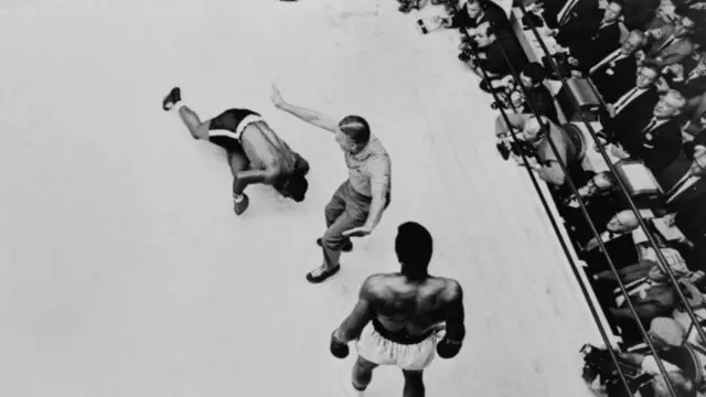 في نوفمبر/ تشرين الثاني 1965 دافع كلاي عن لقبه أمام البطل السابق فلويد باترسون، وفاز عليه في الجولة الثانية عشرة.
وكان باترسون منتقدا للمواقف السياسية لكلاي وديانته.
