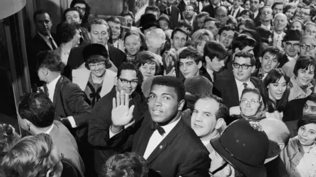 عاد كلاي إلى لندن في مايو/ أيار عام 1966، لمواجهة هنري كوبر مرة ثانية في ملعب أرسنال السابق "هايبري"، وفي هذه المرة كانت الجماهير البريطانية شغوفة ومتابعة لكل تحركات كلاي.