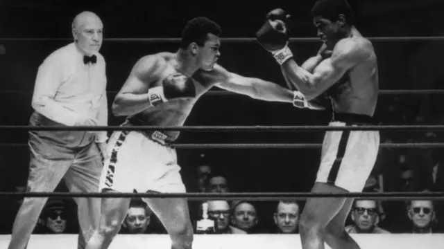 دافع كلاي عن لقبه للمرة الثامنة أمام إيرني تيريل، في فبراير/ شباط عام 1967.
وسخر كلاي من تيريل، الذي كان يناديه باسمه القديم خسيوس، وكان يسأله بتكرار طيلة المباراة التي استمرت لخمس عشرة جولة: "ما هو اسمي، العم توم".