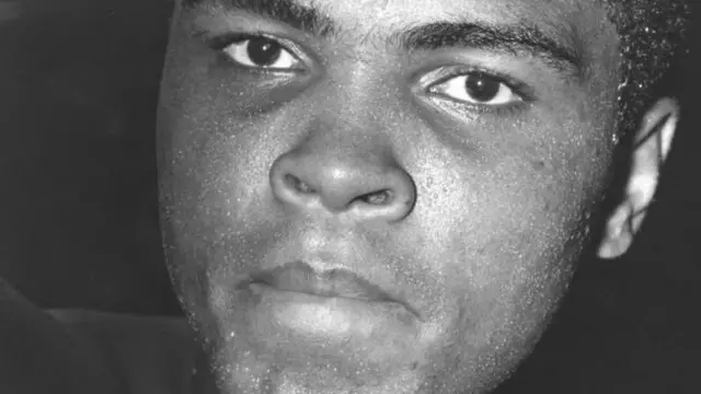 بعد دفاعه الباهر عن لقبه أمام "زورا فولي"، جرد كلاي من لقبه بعد رفضه الانضمام للجيش الأمريكي في حربه في فيتنام، ولم يعد كلاي للملاكمة مرة أخرى إلا بعد أكثر من ثلاث سنوات.