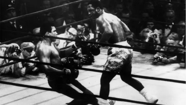 الهزيمة الأولى لكلاي كانت أمام بطل العالم الجديد جو فرايزر، في "ماديسون سكوير غاردن" بنويورك، في مارس/ آذار من عام 1971.