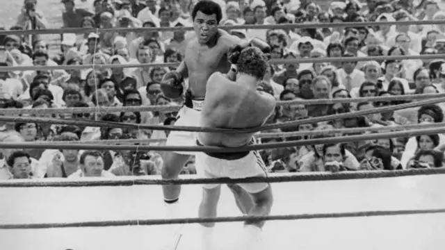 في يونيو/ حزيران من عام 1975 فاز كلاي على البريطاني "جو بوغنر"، في كوالالامبور في ماليزيا، وبعدها بأربعة شهور حقق فوزا مهما آخر على منافسه الأبرز جو فرايزر، في المبارة التي سميت Thrilla in Manila.