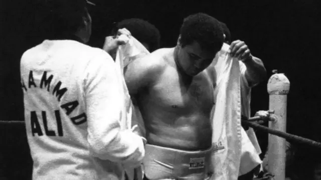 فقد كلاي لقبه عام 1978 لصالح ليون سبينك، قبل أن يستعيده منه مرة أخرى خلال العام ذاته.
وأعلن كلاي اعتزاله اللعب بعد ذلك بتسعة أشهر، لكنه عاد للحلبة لمواجهة بطل العالم الجديد لاري هولمز، عام 1980.