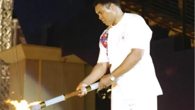 أصيب كلاي بمتلازمة الشلل الرعاش عام 1984، لكنه تعامل مع المرض بشجاعة.
وفي عام 1996 شاهدت الجماهير حول العالم كلاي، وهو يوقد شعلة انطلاق أوليمبياد أتلانتا.