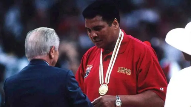 وفي أتلانتا أيضا أعيد تتويج كلاي بميداليته الذهبية، التي فاز بها في أوليمبياد روما عام 1960، وكان كلاي قد قال إنه ألقى بالميدالية الأصلية في نهر أوهايو، بعد أن رفض استقباله في مطعم يقدم خدماته لذوي البشرة البيضاء فقط، رغم أن تلك الراوية شكك فيها كثيرون.