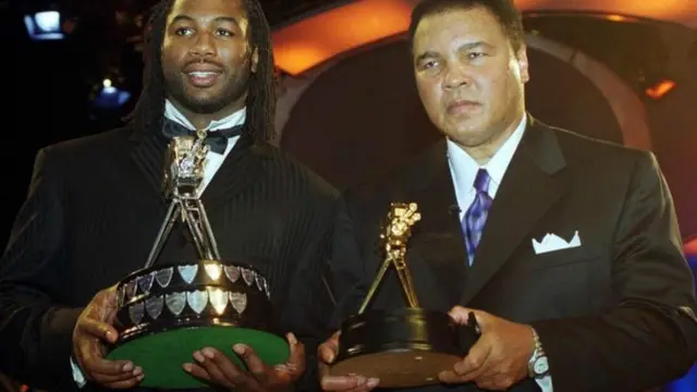 في مطلع الألفية الجديدة توج كلاي بالعديد من الجوائز، ومنها استطلاع مشاهدي بي بي سي، الذي منحه لقب شخصية القرن الرياضية. وهو اللقب الذي فاز به في نفس العام أيضا الملاكم البريطاني بطل العالم في الوزن الثقيل لينوكس لويس.