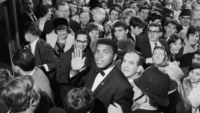 Али вернулся в Лондон в мае 1966 года на второй бой с Генри Купером. Бой состоялся на старом стадионе "Арсенала" "Хайбери".