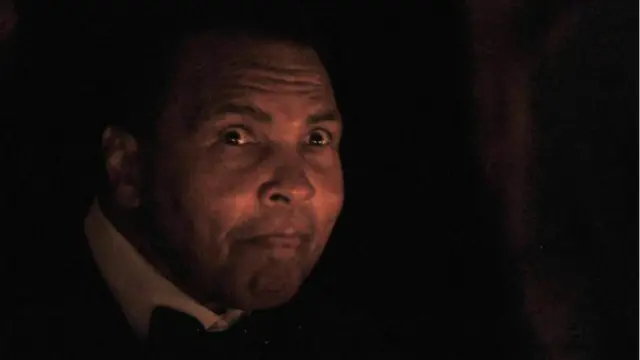 كلاي في حدث خيري يحمل اسمه عام 2011، حيث بلغ السبعين من عمره. "اعتقد أن الشلل الرعاش الذي أعاني منه ربما يكون تذكير من الله لي بما هو أهم"، كانت هذه الجملة تمثل فلسفة كلاي في مواجهة الحياة. 