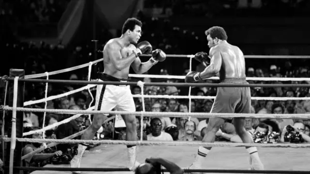 Знаменитый матч 1974 года в Киншасе, Заир, когда Мохаммед Али победил в восьмом раунде Джорджа Формана, бывшего тогда чемпионом мира в тяжелом весе. Бой получил название "грохот в джунглях" (Rumble in The Jungle). Через год Али защитил свой титул в схватке против Фрейзера. Бой стал одним из самых знаменитых боксерских поединков второй половины ХХ века "Триллер в Маниле" (Thrilla in Manila). 