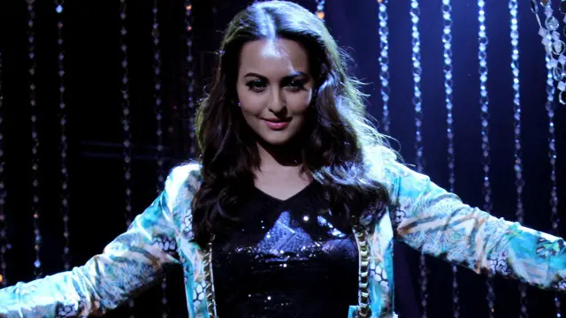 سوناکشی سنہا نے سری دیوی کے گیت ہوا ہوائي پر پرفارم کیا